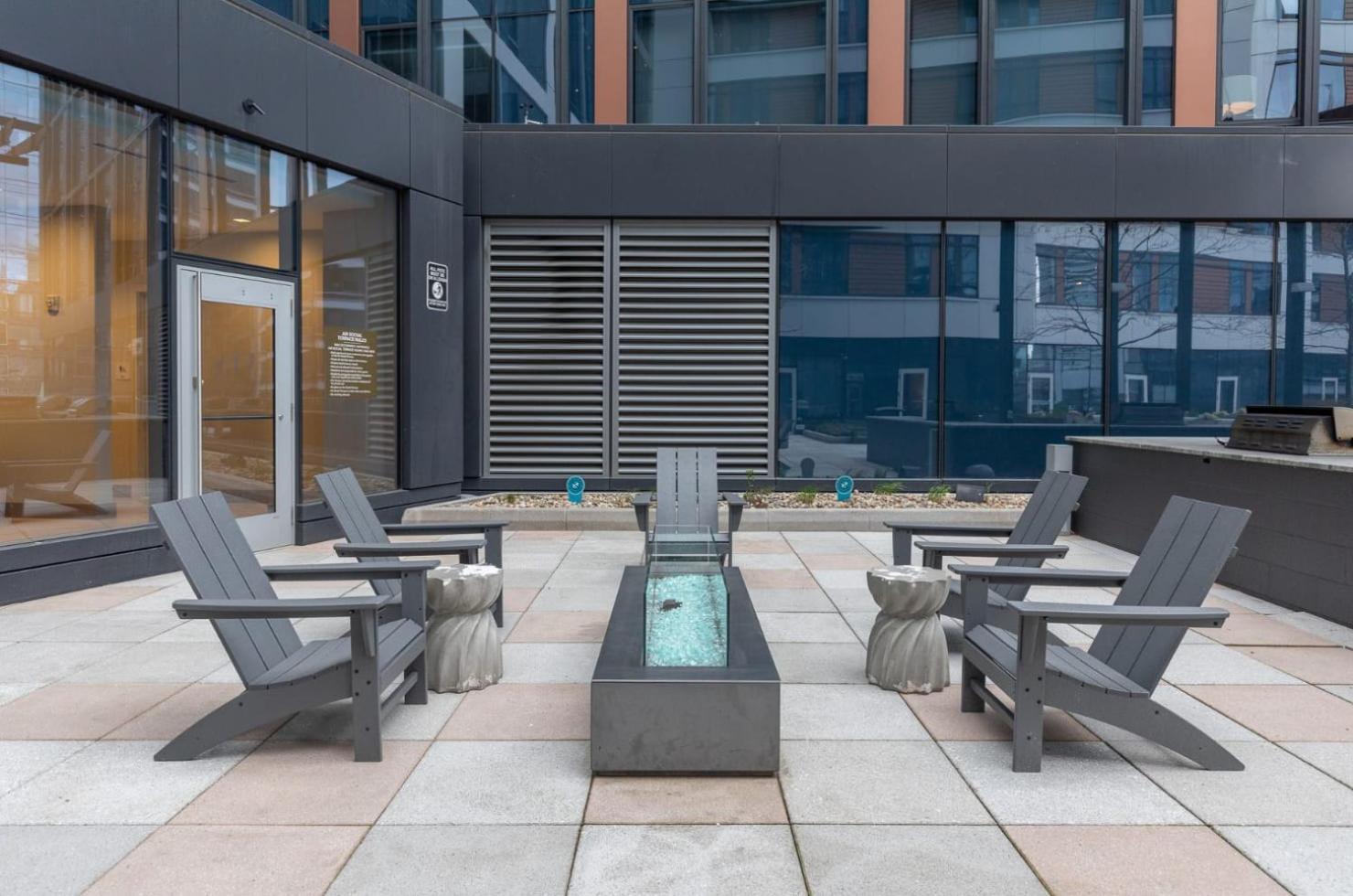 Bright Downtown With Gym Apartment *