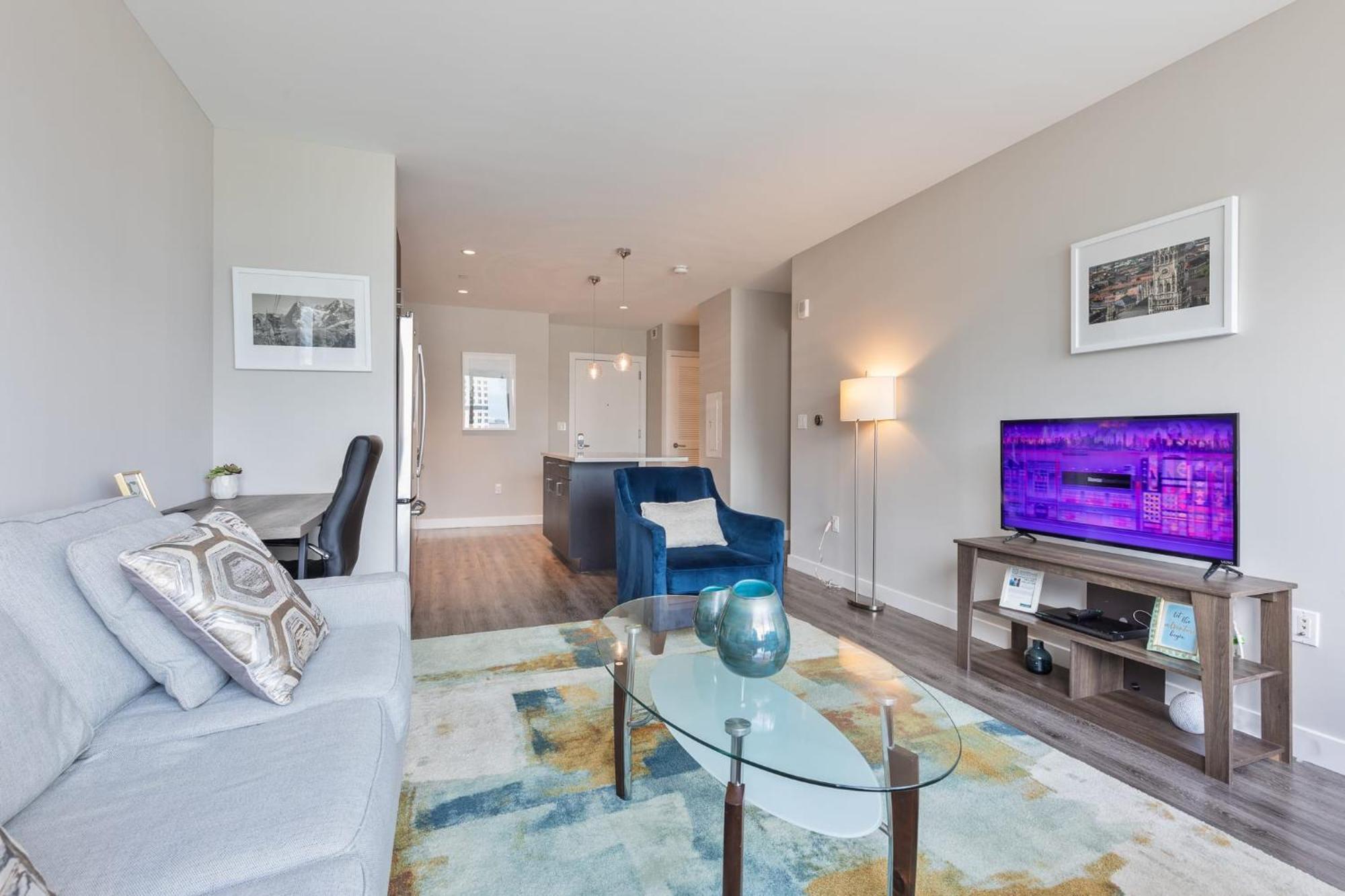 Bright Downtown With Gym Apartment